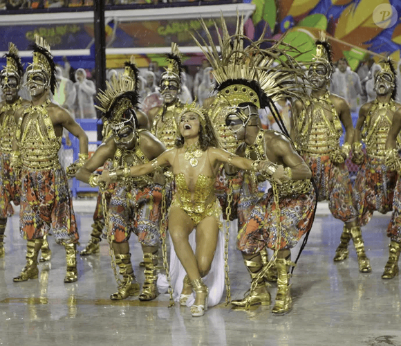 Juliana Paes arrasa ao lado dos bailarinos da comissão de frente da Viradouro em 2015