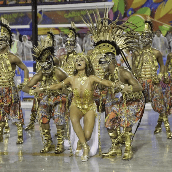Juliana Paes arrasa ao lado dos bailarinos da comissão de frente da Viradouro em 2015
