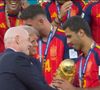Os dois entregaram juntos a taça da Copa do Mundo para a Espanha