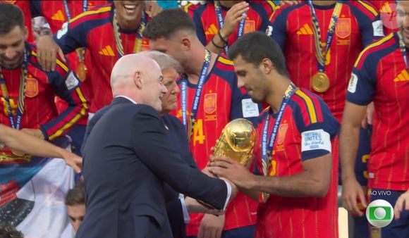 Os dois entregaram juntos a taça da Copa do Mundo para a Espanha