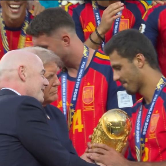 Os dois entregaram juntos a taça da Copa do Mundo para a Espanha