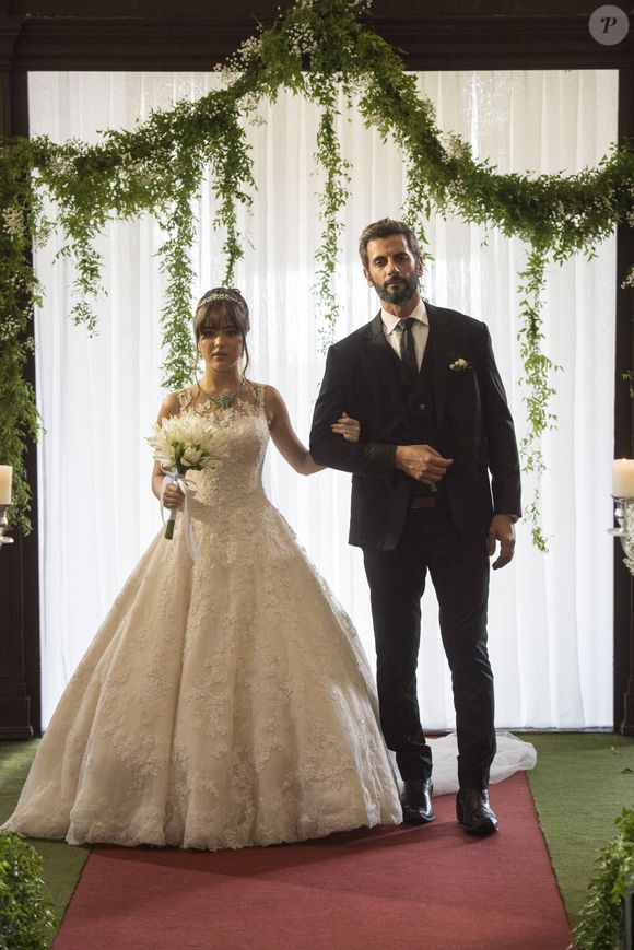 Um vestido com saia estruturada e com bastante volume foi a escolha de Laura (Bella Piero) em seu casamento na novela 'O Outro Lado do Paraíso'