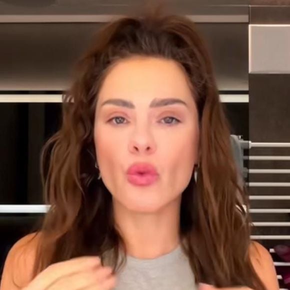 Carolina Dieckmmann vira assunto nas redes ao aparecer com o rosto inchado e esclarece rumores de procedimentos estéticos