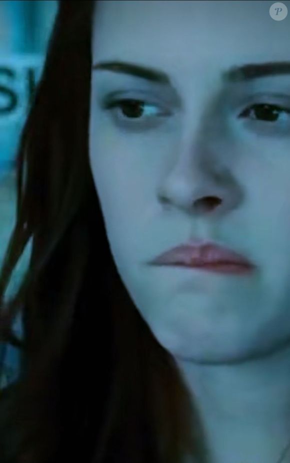 Vídeos publicados por fãs de 'The Twilight Saga' em redes sociais mostraram a quantidade de vezes em que Bella Swan (Kristen Steawrt) mordeu a pele dos lábios em cena.