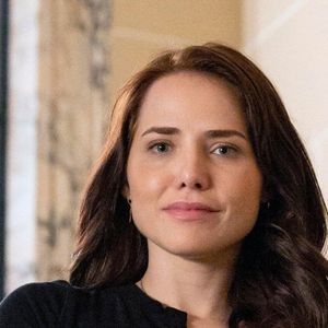 O novo cabelo de Letícia Colin para ‘Quem Ama Cuida’ mistura tons acobreados e dourados para marcar a nova fase de Adriana