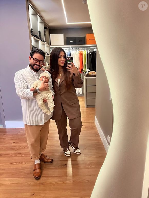 Yudi Tamashiro com a mulher, Mila Braga, e o filho bebê, nascido em 2025
