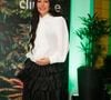 Grávida de quatro meses, Sabrina Sato colocou a barriguinha em evidência com um look que reúne tendências da moda internacional durante evento em São Paulo