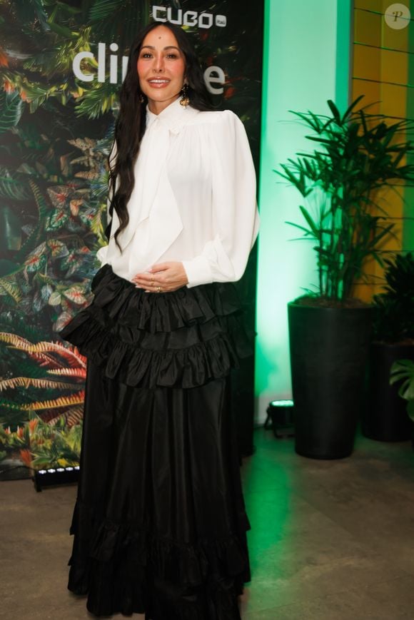 Grávida de quatro meses, Sabrina Sato colocou a barriguinha em evidência com um look que reúne tendências da moda internacional durante evento em São Paulo