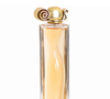 Lançado em 1996, o Organza, da Givenchy, continua sendo um dos perfumes femininos mais sofisticados para o inverno e conquista fãs com sua combinação de flores brancas, baunilha e notas amadeiradas