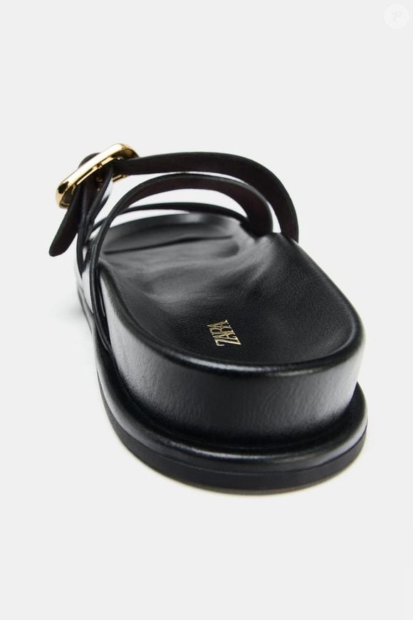 A tendência das sandálias japonesas chegou à Zara com uma proposta minimalista: modelo plano, bico redondo, tiras e fivelas na parte frontal por R$ 279,00