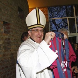 Sem data definida: Papa Francisco, em Buenos Aires, com a camiseta do San Lorenzo, seu clube do coração
