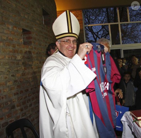 Sem data definida: Papa Francisco, em Buenos Aires, com a camiseta do San Lorenzo, seu clube do coração