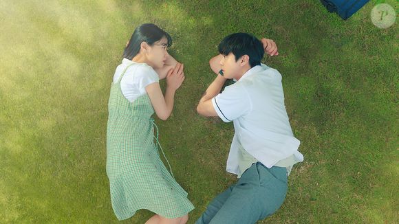 'O Tempo Traz Você Para Mim': uma mulher viaja no tempo para 1998 e encontra um jovem que lembra seu namorado falecido