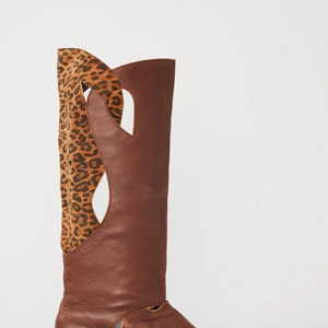 Segundo informações do site da Julien's Auctions, essas botas foram leiloadas por US$ 896, cerca de R$ 4.693,79 na cotação atual