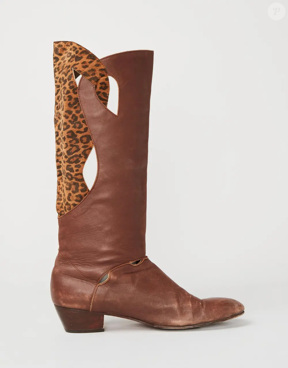 Segundo informações do site da Julien's Auctions, essas botas foram leiloadas por US$ 896, cerca de R$ 4.693,79 na cotação atual