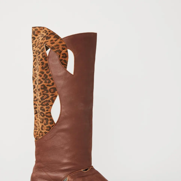 Segundo informações do site da Julien's Auctions, essas botas foram leiloadas por US$ 896, cerca de R$ 4.693,79 na cotação atual