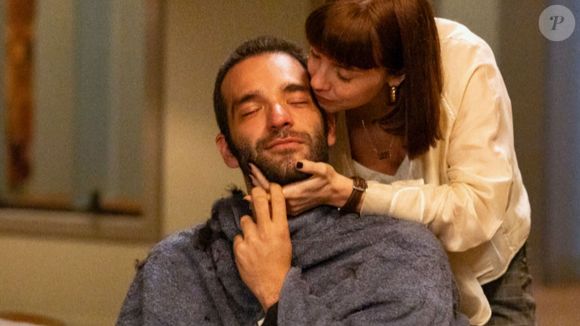 Solange dá carinho para Afonso na novela Vale Tudo