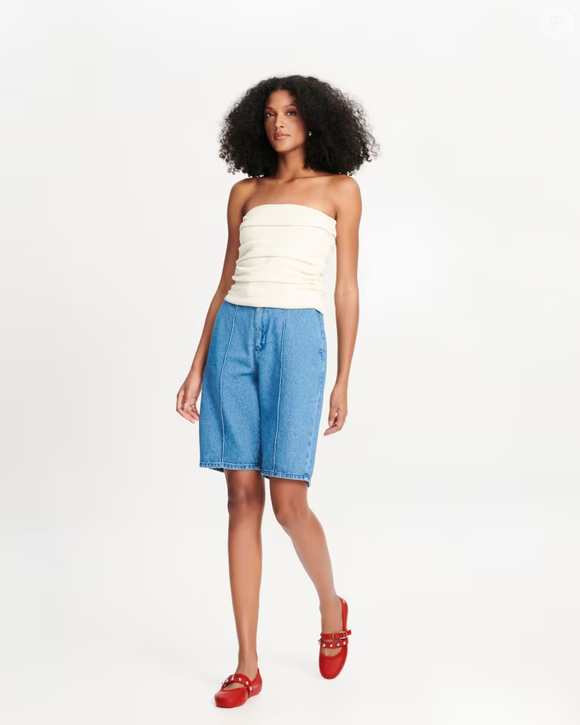 Inspirada no universo das ballerinas, a sapatilha vermelha da Melissa conquista espaço entre as principais apostas para combinar com jorts