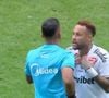 Neymar protestou contra a arbitragem após ser obrigado a deixar o time do Santos em falha do quarto árbitro; Santos foi goleado pelo Coritiba (3 x 0) pelo Campeonato Brasileiro