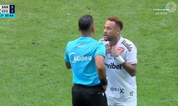 Neymar protestou contra a arbitragem após ser obrigado a deixar o time do Santos em falha do quarto árbitro; Santos foi goleado pelo Coritiba (3 x 0) pelo Campeonato Brasileiro