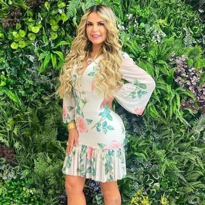 Neste clique, Deolane Bezerra apareceu com um vestido médio e super elegante