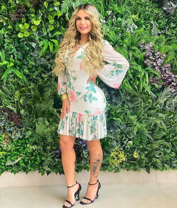 Neste clique, Deolane Bezerra apareceu com um vestido médio e super elegante