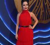 Sandy usou um vestido vermelho de gola alta, repetindo a cor do look de quando foi fotografada pela primeira vez com o namorado