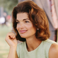 Arezzo se inspira em Jackie Kennedy para criar o scarpin de salto baixo com cara de sapato de noiva mais confortável e chique de 2026