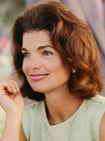 Arezzo se inspira em Jackie Kennedy para criar o scarpin de salto baixo com cara de sapato de noiva mais confortável e chique de 2026