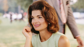 Arezzo se inspira em Jackie Kennedy para criar o scarpin de salto baixo com cara de sapato de noiva mais confortável e chique de 2026