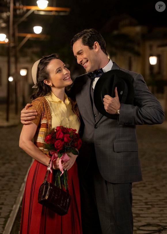 Celso (Rainer Cadete) se apaixona por Estela (Larissa Manoela) após a morte de Maria (Bianca Bin)