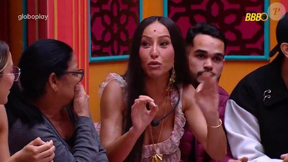 Sabrina escolheu um vestido da grife francesa Chloé, direto da coleção Verão 2025, avaliado em mais de US$ 9 mil — ultrapassando a marca dos R$ 50 mil na cotação atual