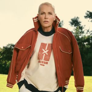 Xuxa aposta no estilo sporty retrô com jaqueta oversized da coleção Inverno 25 da Hering, reforçando o tom descontraído da campanha
