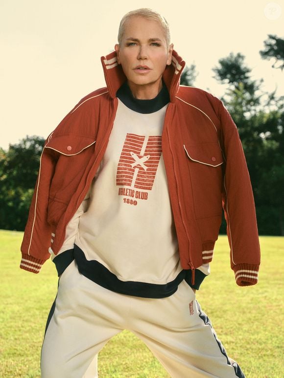 Xuxa aposta no estilo sporty retrô com jaqueta oversized da coleção Inverno 25 da Hering, reforçando o tom descontraído da campanha