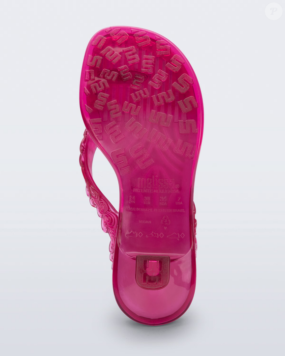 Confortável e macia, a nova sandália da Melissa reúne o clássico kitten heel e o acabamento Jelly Shoes em uma coleção que mistura referências dos anos 90 e moda atual