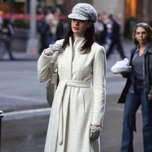 Com a expectativa pela sequência de 'O Diabo Veste Prada', o visual icônico de Anne Hathaway reacende o sucesso da boina como peça-chave para um look refinado e atual