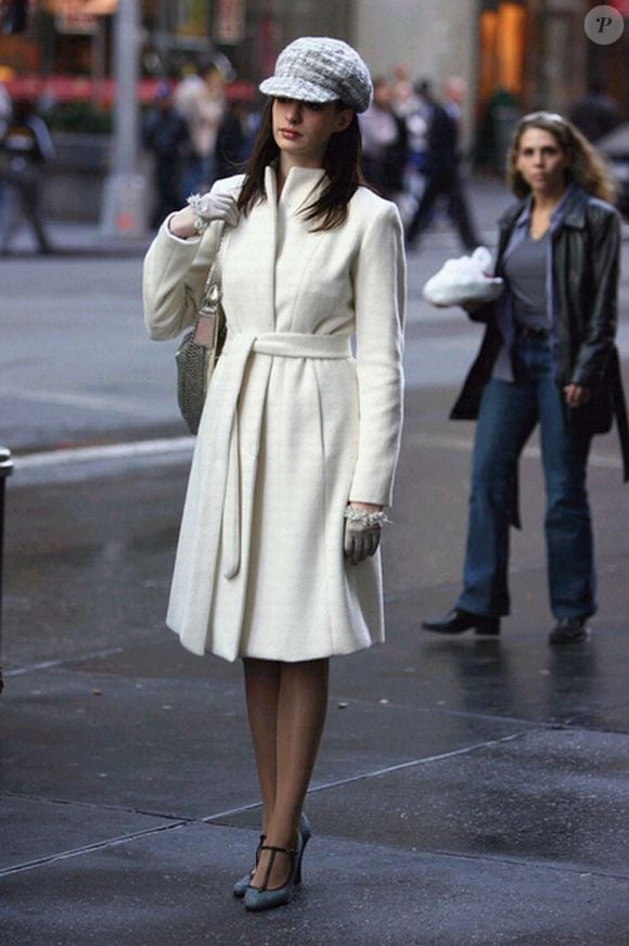 Com a expectativa pela sequência de 'O Diabo Veste Prada', o visual icônico de Anne Hathaway reacende o sucesso da boina como peça-chave para um look refinado e atual