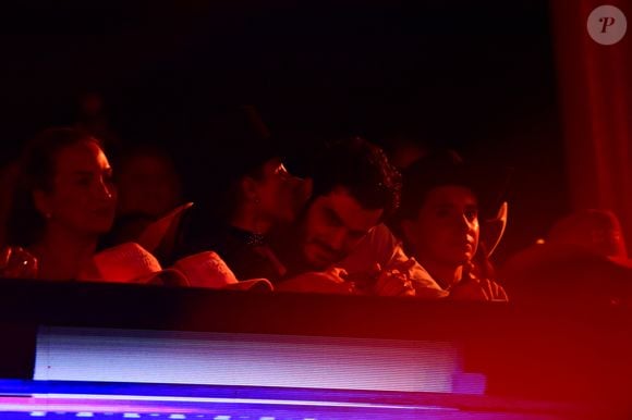 Paula Fernandes teve companhia durante show de Simone Mendes em navio em 30 de novembro de 2025