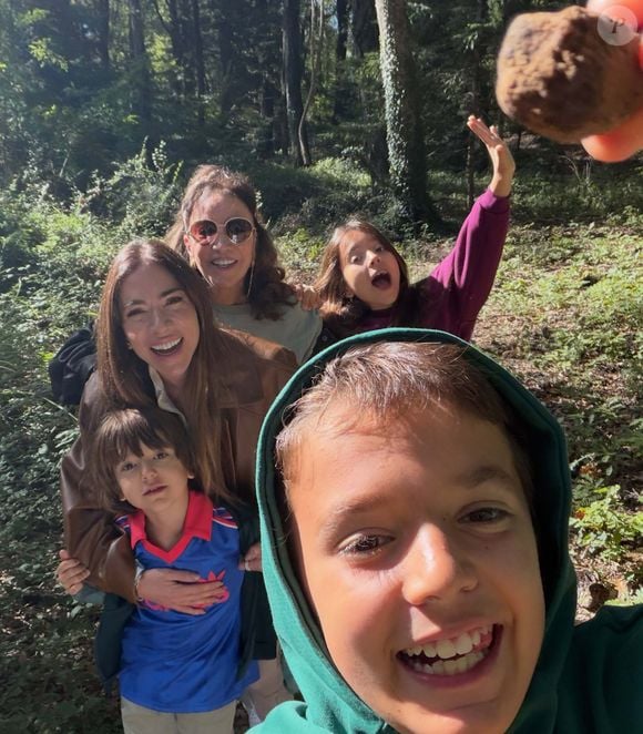 8. Patricia Abravanel publicou fotos da viagem à Itália e recebeu manifestações de apoio nas redes sociais. De acordo com o Alô Alô Bahia, a apresentadora estava acompanhada dos filhos e da mãe, Iris Abravanel, e escreveu uma mensagem sobre a força que encontra na família.