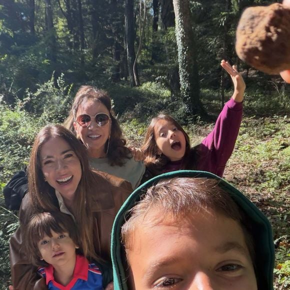 8. Patricia Abravanel publicou fotos da viagem à Itália e recebeu manifestações de apoio nas redes sociais. De acordo com o Alô Alô Bahia, a apresentadora estava acompanhada dos filhos e da mãe, Iris Abravanel, e escreveu uma mensagem sobre a força que encontra na família.
