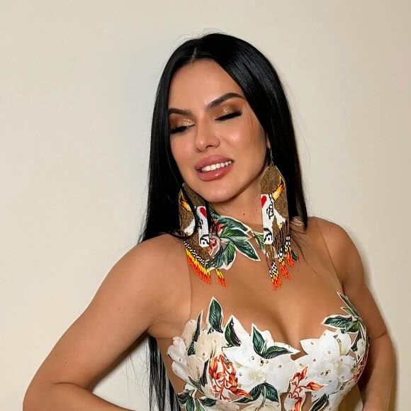 Tamires Assis atualmente é dona de corpo definido, com cintura marca a pernas volumosas