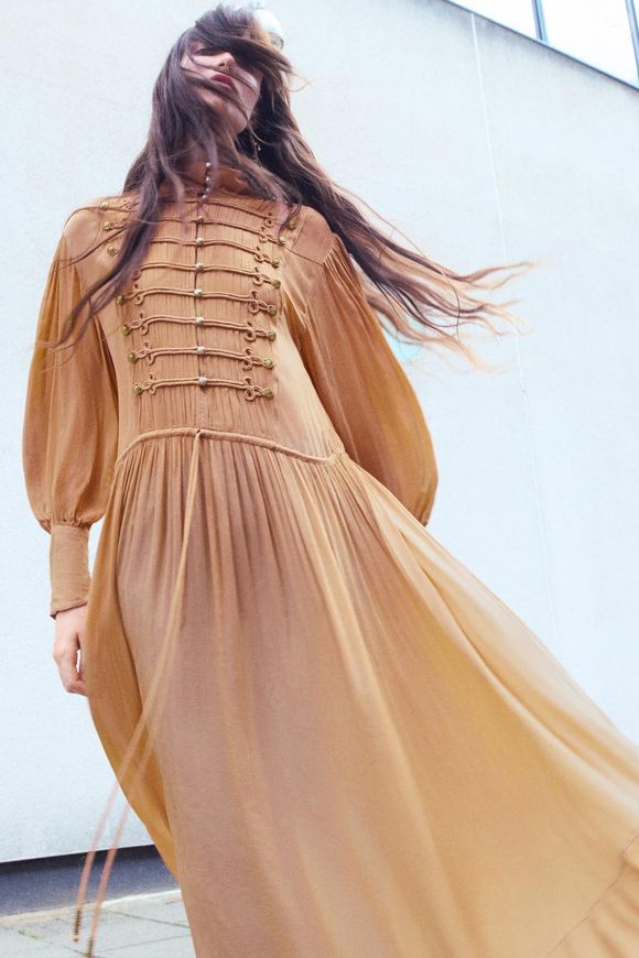 Como combinar mocassins japoneses: vestidos, saias e jeans funcionam com o calçado, mas a proposta ganha ainda mais força com peças de estética minimalista e detalhes originais