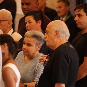 Cláudia Rodrigues se juntou a Ary Fontoura e Othon Bastos (no fundo da foto de camisa branca) no velório de Ney Latorraca