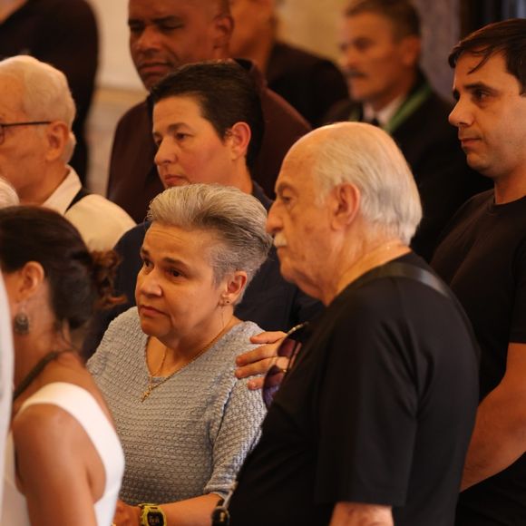 Cláudia Rodrigues se juntou a Ary Fontoura e Othon Bastos (no fundo da foto de camisa branca) no velório de Ney Latorraca
