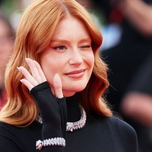 Além do vestido preto transparente, Marina Ruy Barbosa completou a produção com joias semelhantes aos modelos mais clássicos da Cartier, em formato de pantera, acrescentando brilho e sofisticação ao look