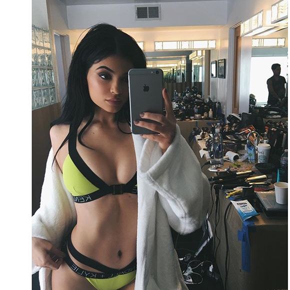 Kylie Jenner afirmou por longo tempo que apenas os lábios foram alterados formalmente