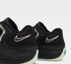 O tênis Nike KD 18 Halloween apresenta cabedal preto confeccionado em mesh respirável, com sobreposições de couro sintético durável. O calçado combina referências visuais ao Halloween com características esportivas voltadas para o desempenho nas quadras
