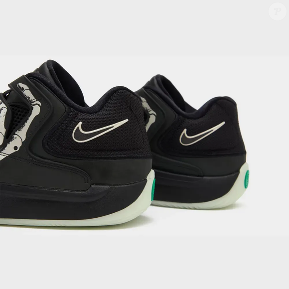 O tênis Nike KD 18 Halloween apresenta cabedal preto confeccionado em mesh respirável, com sobreposições de couro sintético durável. O calçado combina referências visuais ao Halloween com características esportivas voltadas para o desempenho nas quadras