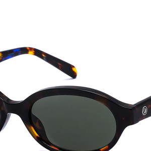 Complementando o look, os óculos escuros modelo Lea, da Zerezes, custam R$ 595 e trazem uma proposta vintage e versátil, com design pequeno e elegante, ideal para rostos de tamanho médio a pequeno