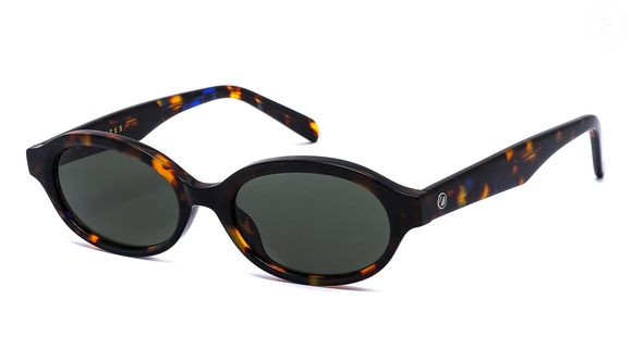 Complementando o look, os óculos escuros modelo Lea, da Zerezes, custam R$ 595 e trazem uma proposta vintage e versátil, com design pequeno e elegante, ideal para rostos de tamanho médio a pequeno